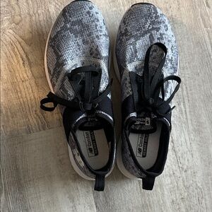 New Balance Black and Gray Sneakers